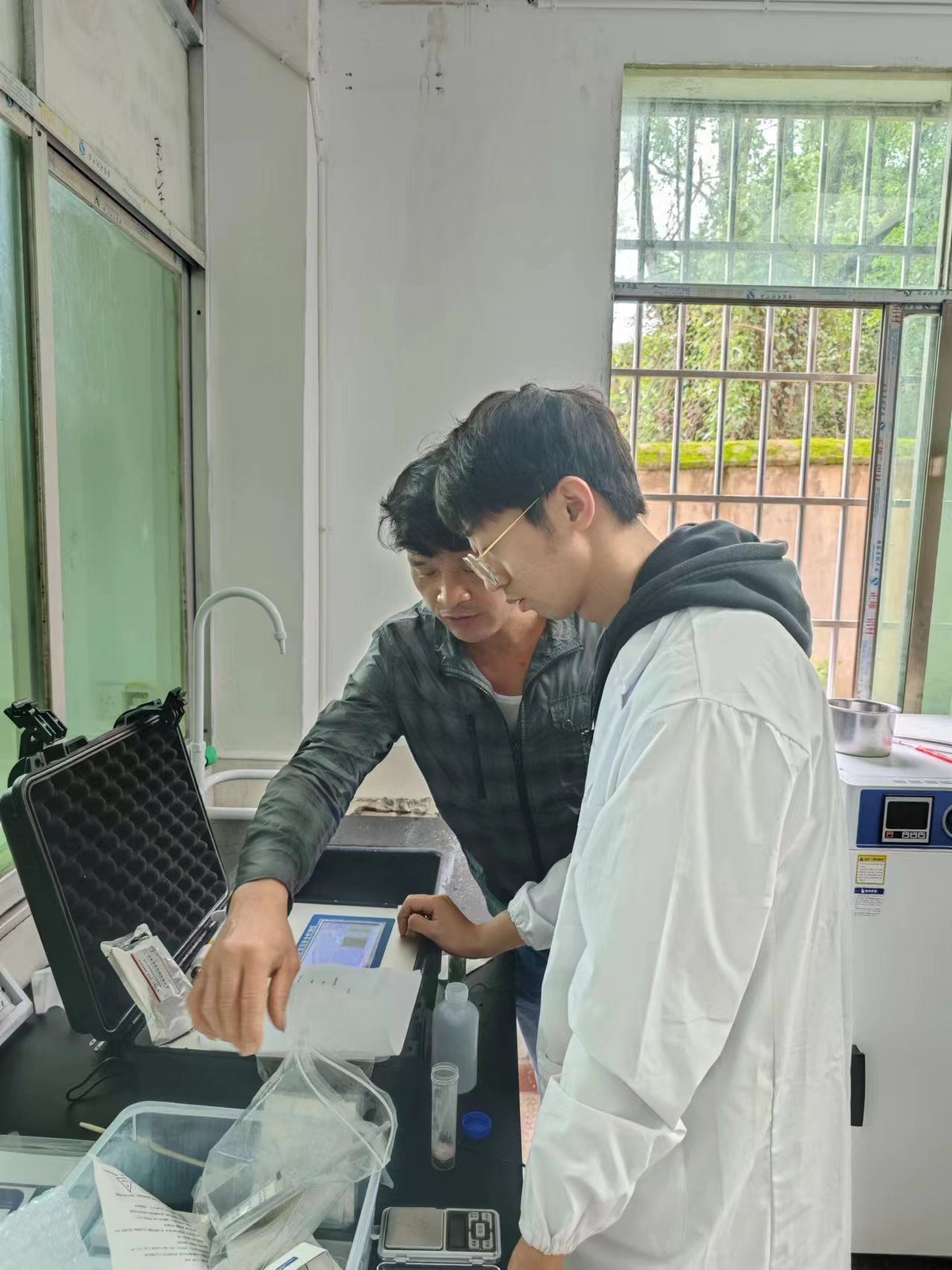 山东绿巨人在线观看免费观看直播食品安全绿巨人黄色视频下载仪走进江西省新余市逸夫小学，为师生食品安全保驾护航